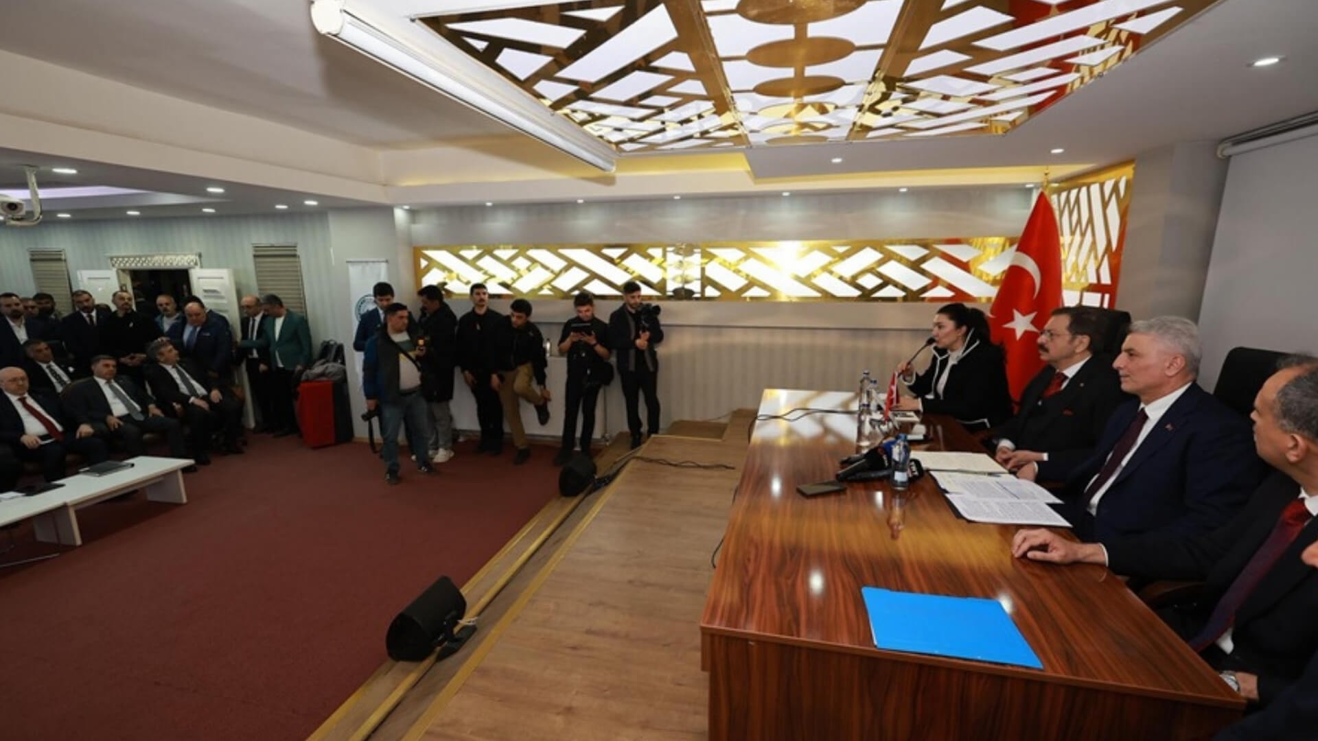 Ticaret Bakanı Bolat, Ağrı Ticaret ve Sanayi Odası'nda Konuştu