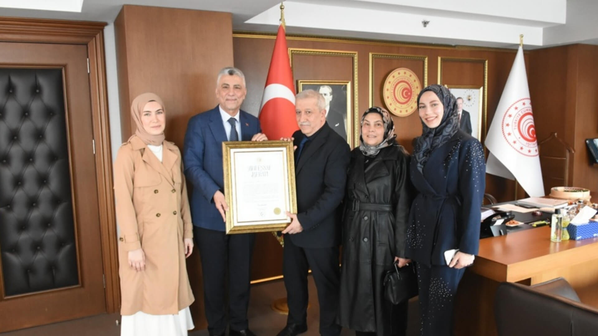 Ticaret Bakanı Bolat'tan Pakistanlı Aileden Ücret Almayan Esnafa Ahi Esnaf Beratı