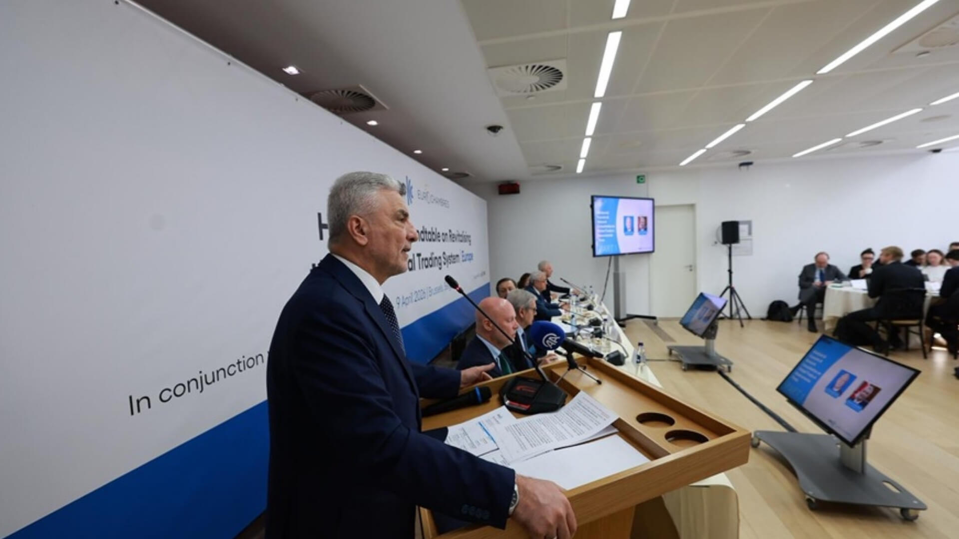 Ticaret Bakanı Ömer Bolat Brüksel'de Yuvarlak Masa Toplantısında Konuştu