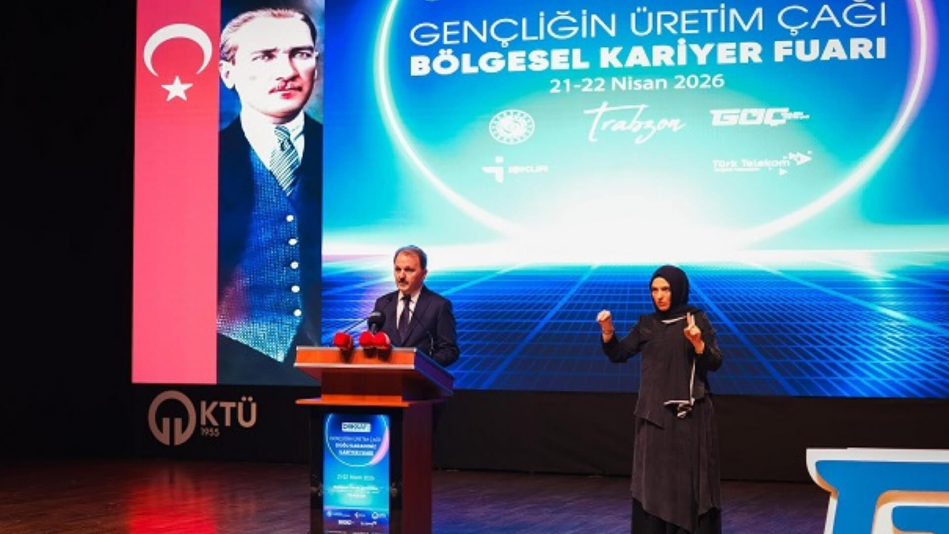 Trabzon'da Düzenlenen Gençliğin Üretim Çağı Bölgesel Kariyer Fuarı'na Gençler Akın Etti